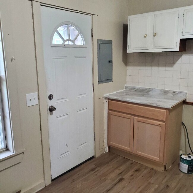 Building Photo - 1 BDRM APARTMENT FOR RENT.