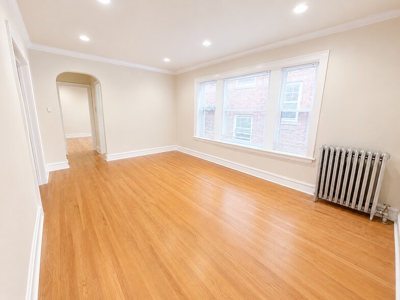 Building Photo - 2044 W Farragut Ave