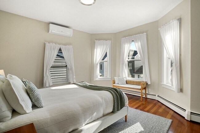 Building Photo - 596 E 2nd St