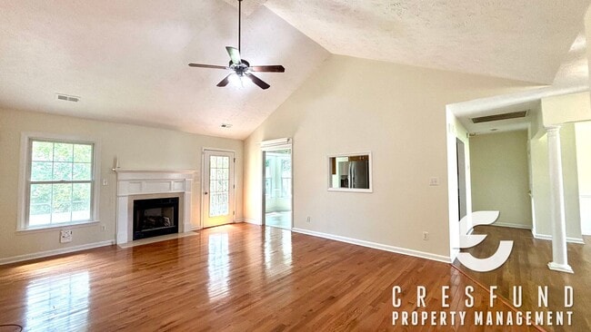 Building Photo - OVER 2000 SQ. FEET - Minutes Away from JAC...