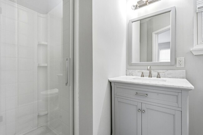 Building Photo - Move-in Ready 3 Bedroom Ranch Home in Eastway Park