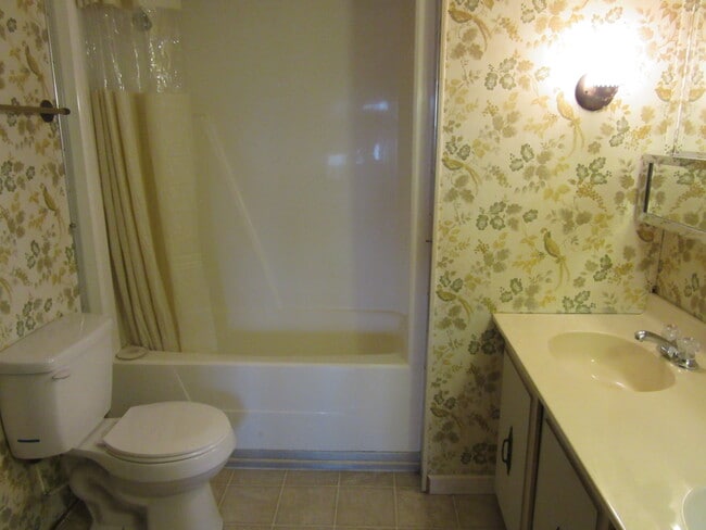 Building Photo - 12 Circle Dr