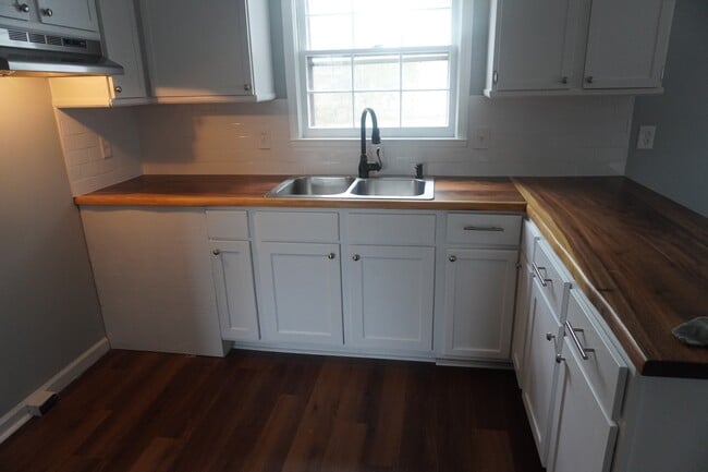 Building Photo - 207 Berry Ct