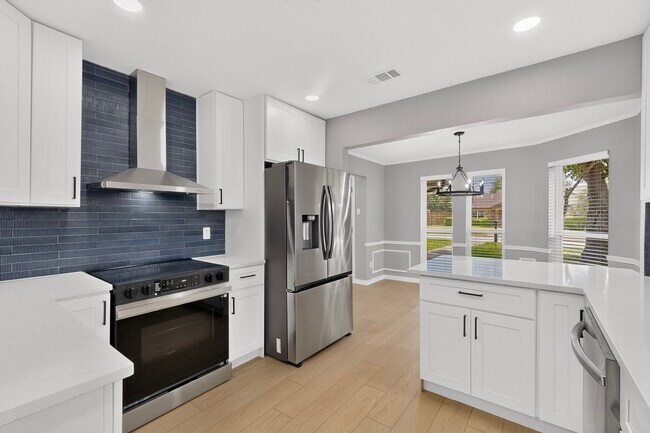 Building Photo - 620 W Stoneybrook Dr