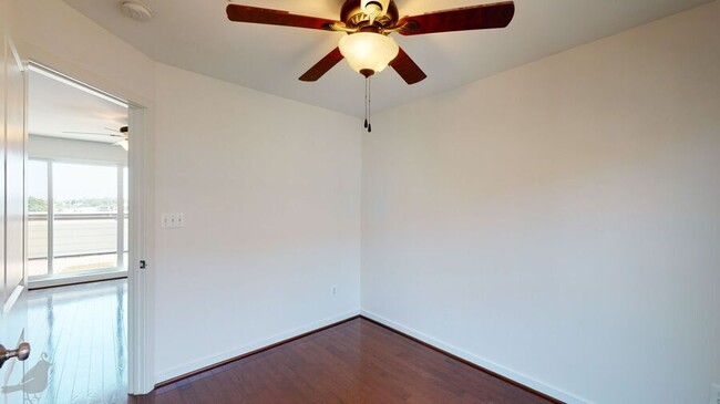 Building Photo - 517 Regent Pl NE