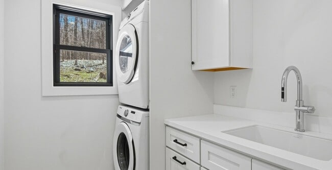 Building Photo - Furnished Executive Extended Stay Rental on Old Mission Peninsula
