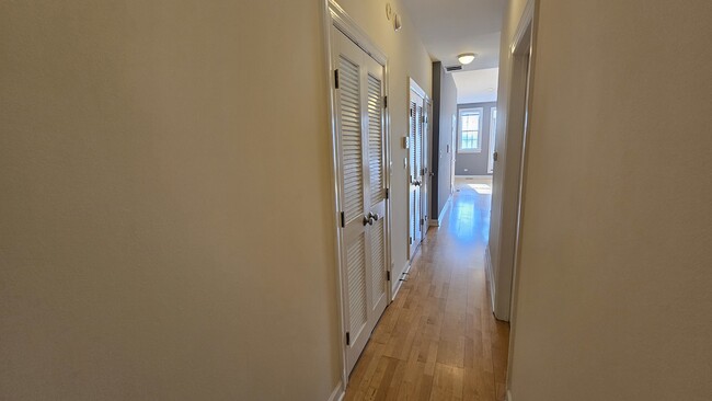 Building Photo - 511 N Hartland Ct