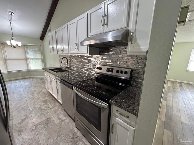 Building Photo - 4665 Balmoral Dr