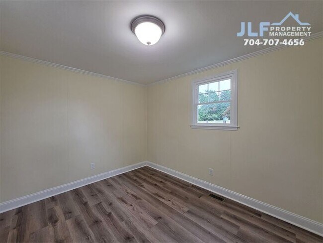 Building Photo - Fully Renovated 2 Bed/1 Bath Ranch in Salisbury!