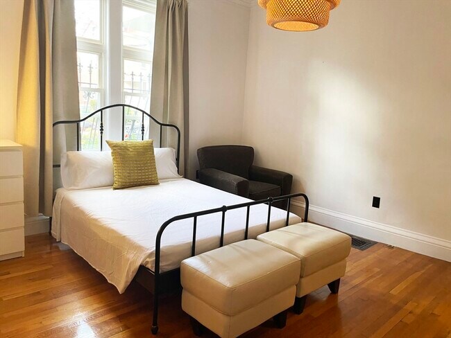 Building Photo - 26 Clifford St