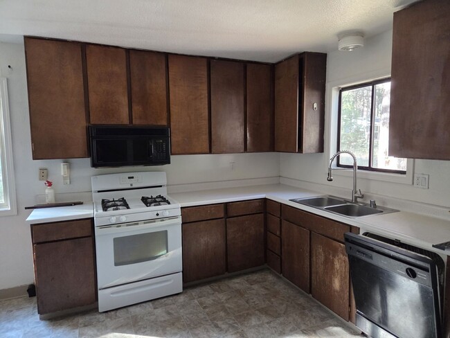 Building Photo - 1069 Sierra Blvd