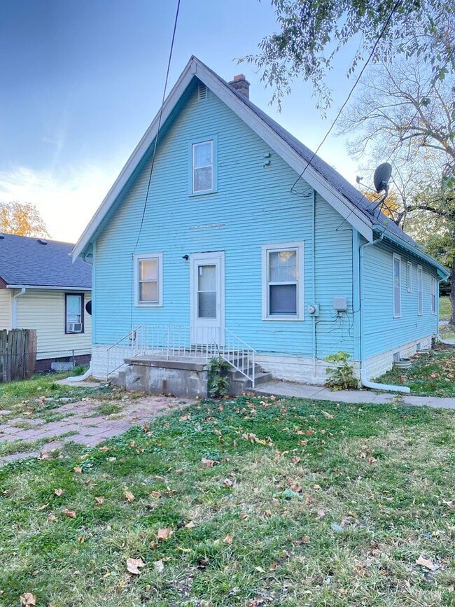 Building Photo - Move-in special. 3 bed 1 bath with a detached garage and large driveway $1250