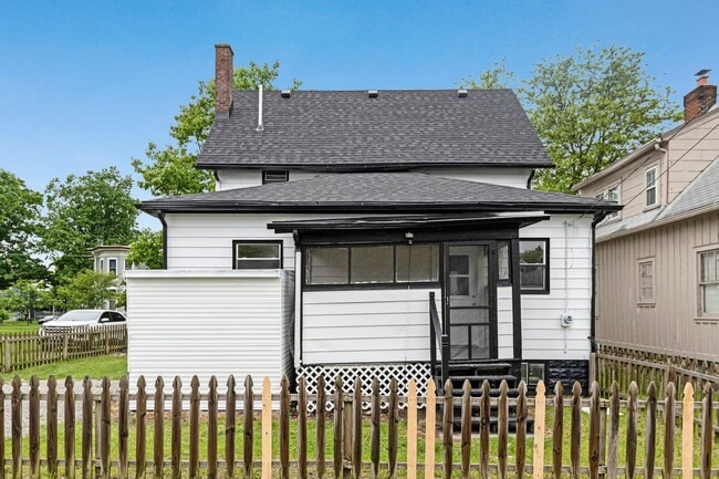 Building Photo - 3 bedroom house in Kendallville! CHRISTMAS SPECIAL!!