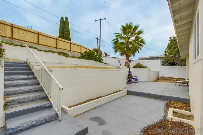 Building Photo - 129 S San Jacinto Dr