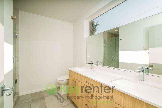 Building Photo - Luxury 3-Bedroom Apartment with Rooftop De...
