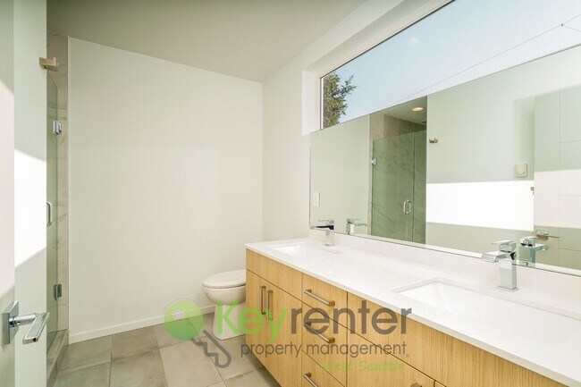 Building Photo - Skyline Chic: Modern Living with a Rooftop...