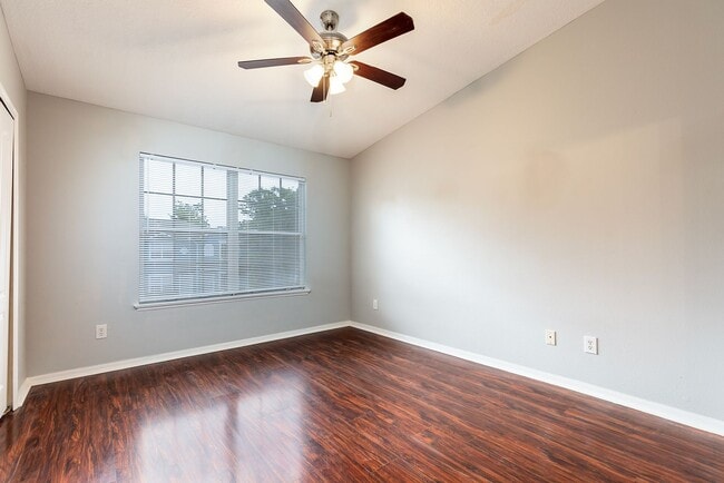 Building Photo - SUPER TOWNHOUSE!