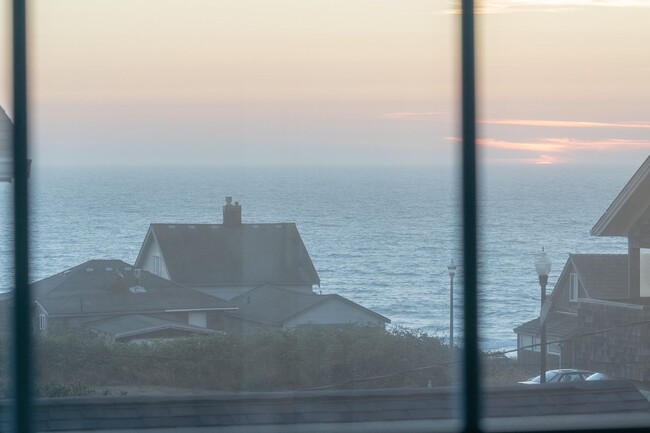 Building Photo - Beautiful Home in Nye Beach!