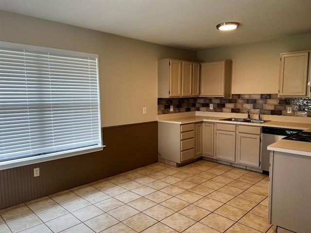 Building Photo - 713 E Avenue F