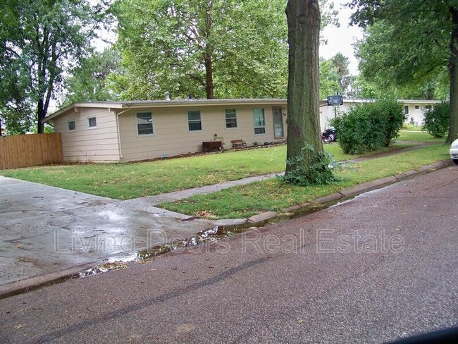 Building Photo - 267 W Rio Rd