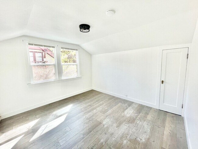 Building Photo - Gorgeous Remodeled 2 Bed, 1 Bath on South Hill!