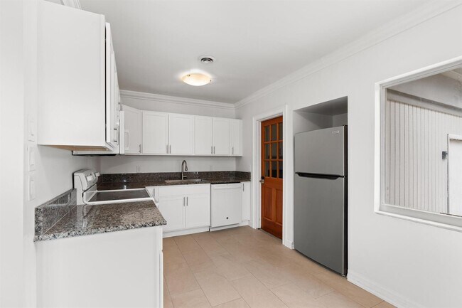 Building Photo - 5715 N Flagler Dr