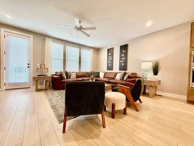 Building Photo - Central, luxury townhome in the heart of L...