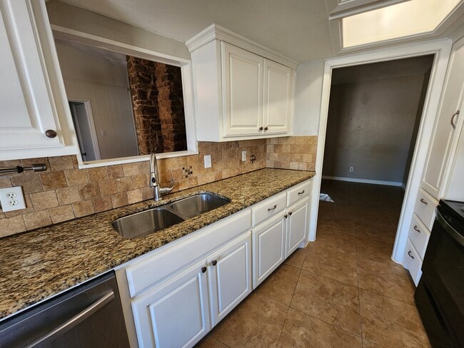 Building Photo - 2210 Newcastle Dr