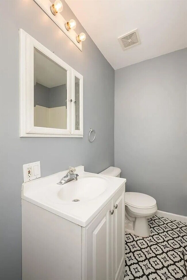 Building Photo - "Charming 2-Bed Duplex Retreat on Pennsylvania Ave – Spacious 1170 Sq Ft in Vibrant St. Louis!"
