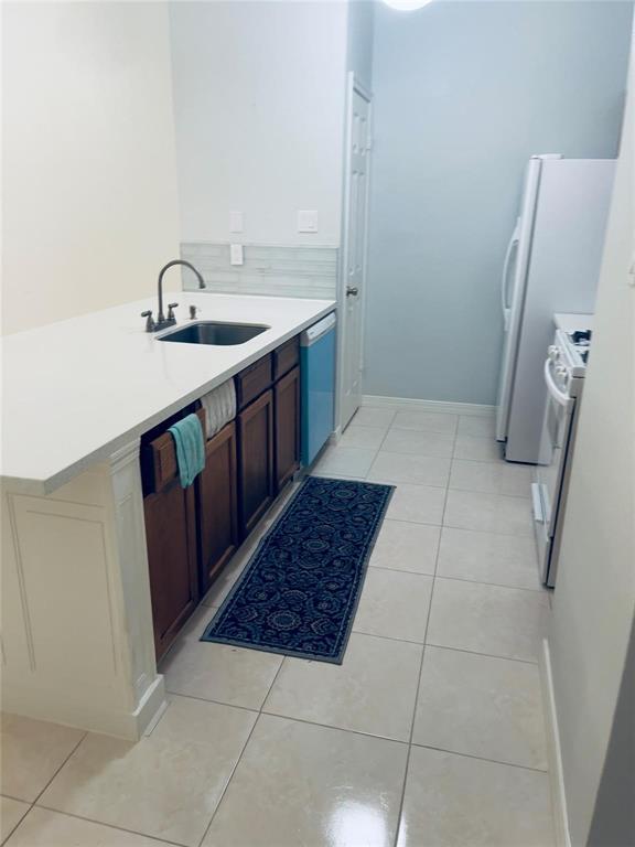 Building Photo - 631 E Country Grove Cir
