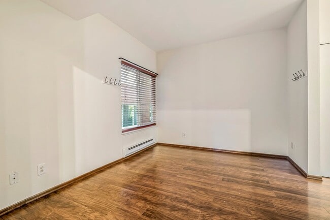 Building Photo - Spacious 1 Bed 1 Bathroom Capitol Hill Unit!