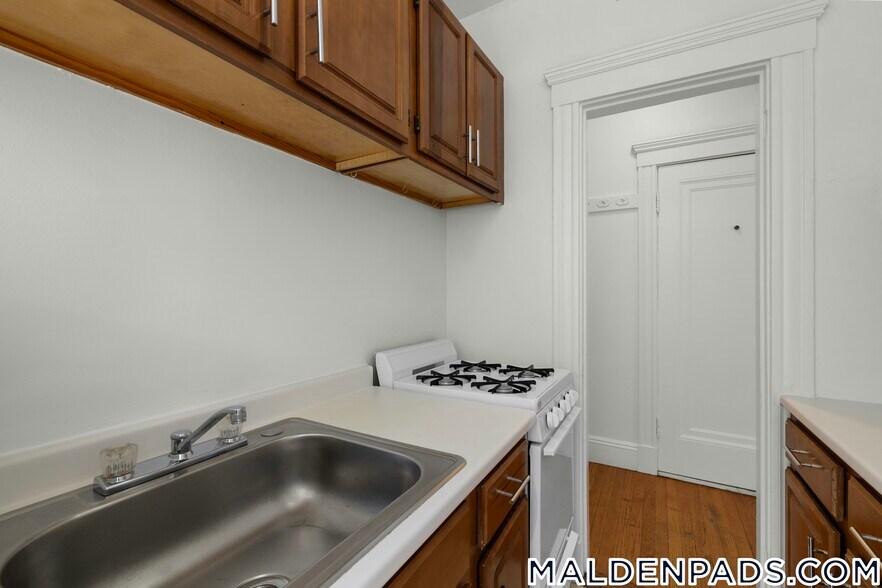 Building Photo - 172 Maple St