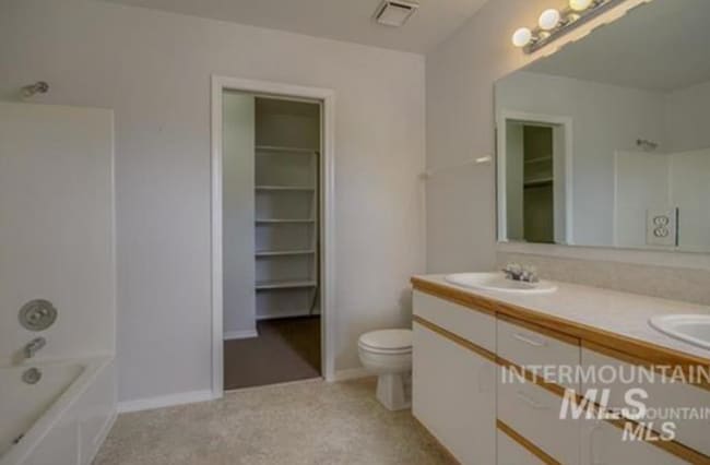 Building Photo - Townhome Columbia Village – Close to Everything Boise Offers