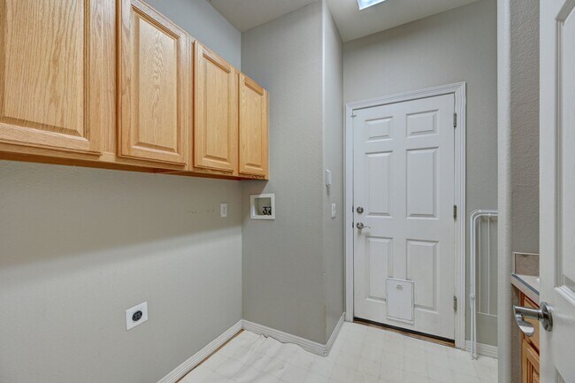 Building Photo - 4 bedroom, 5 bath hime with 3 car garage