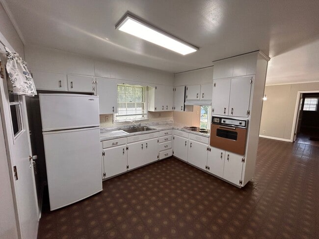 Building Photo - 2405 Laverne Dr NW