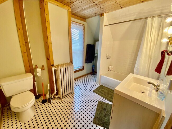 Building Photo - SPACIOUS 4BD House near U of M & Dinky Tow...
