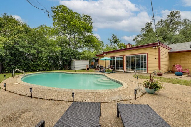 Building Photo - 3002 Stardust Dr