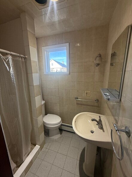 Building Photo - 569 Main St