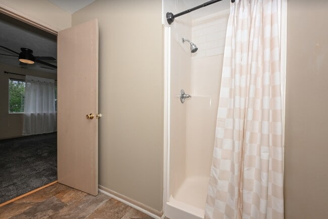 Main Bathroom (View 2) - 1460 Buckingham Gate Blvd