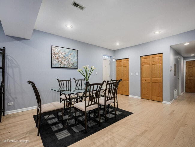 Building Photo - 4014 S Drexel Blvd