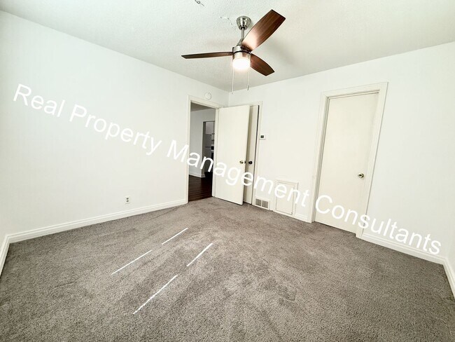 Building Photo - 2 Bedroom Classic Ranch