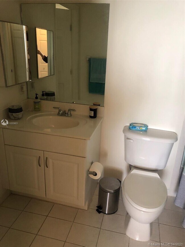 Building Photo - 215 SW 42nd Ave