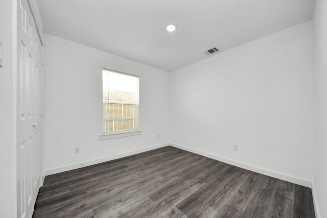 Building Photo - 8125 Laura Koppe Rd