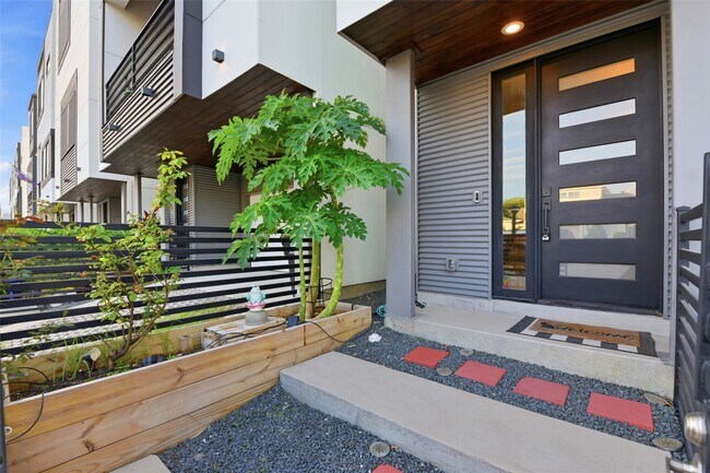 Building Photo - 529 Memorial Heights Dr