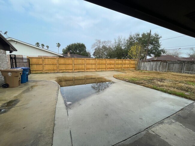Building Photo - 3/2 Southside 1800 sqft, pet friendly, enc...