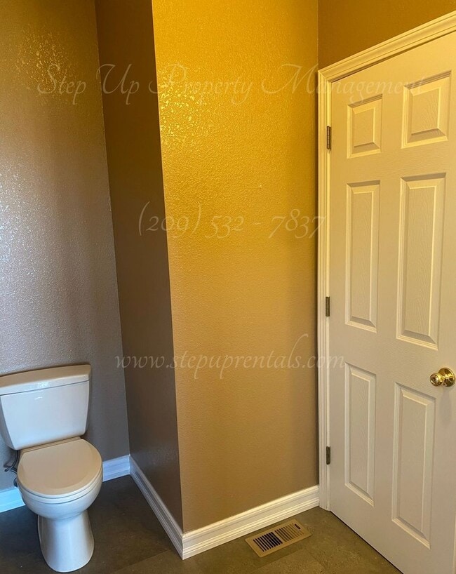 Building Photo - Elegant Mountain-View Home with Solar, Well Water & Septic – Utility Savings Included!