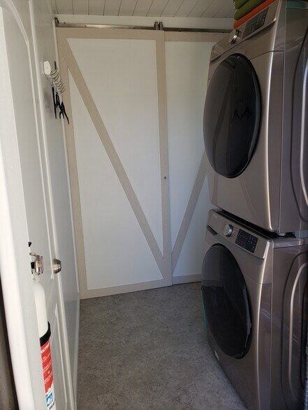 Laundry Room - 4414 1/2 Kansas St