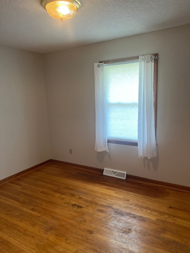 Building Photo - 1813 Standish Pl