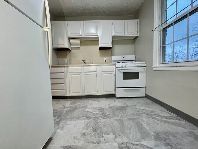 Building Photo - 31 Garden Dr