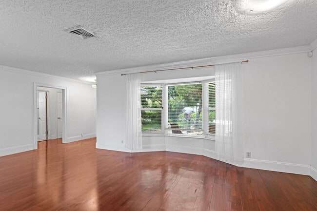 Building Photo - 899 NW 6th Dr